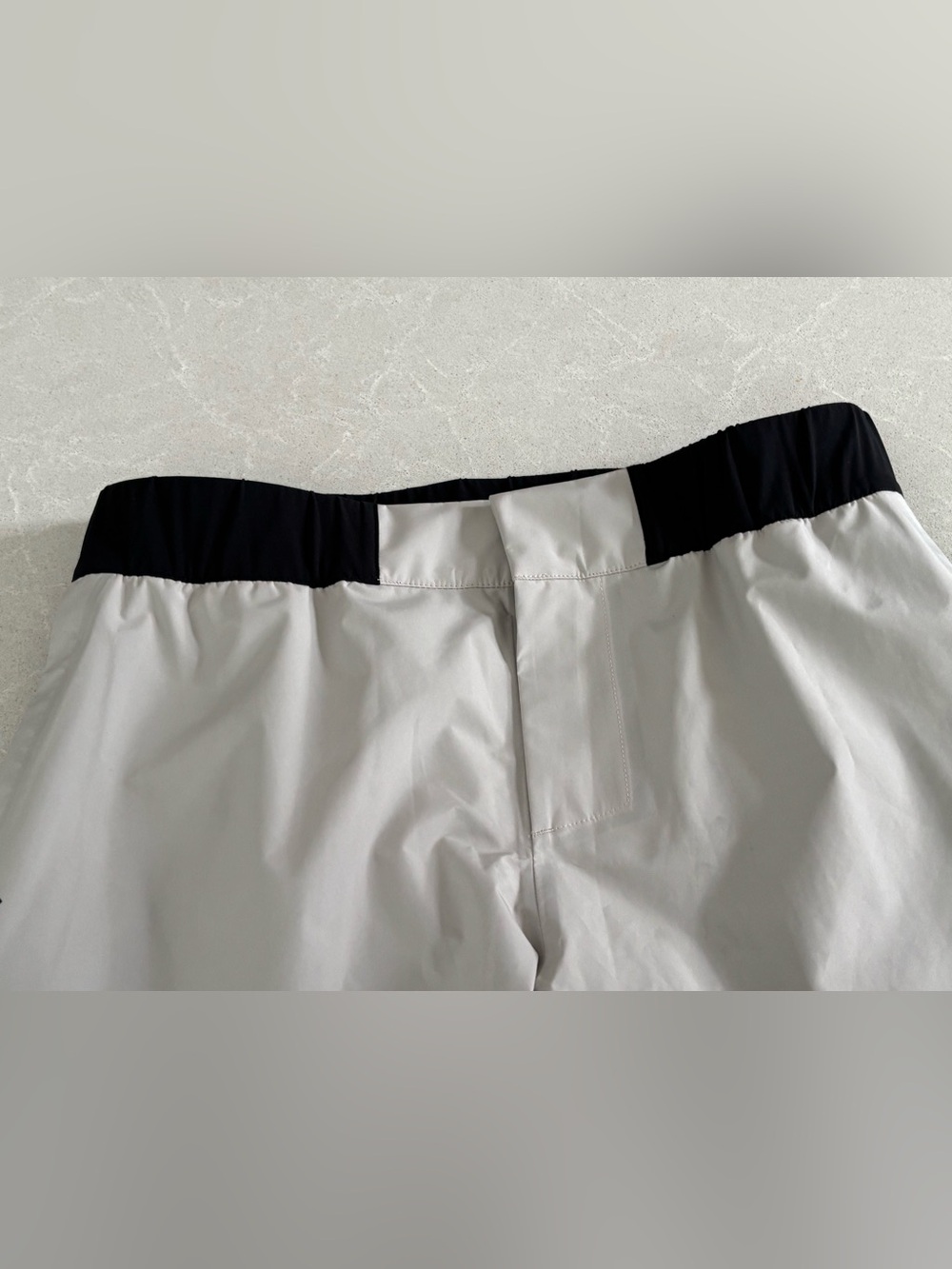 On Running Women’s Storm Pants Two-Tone Jogger Pants White Black Size Small